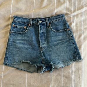 ❌SOLD❌Levi ribcage short